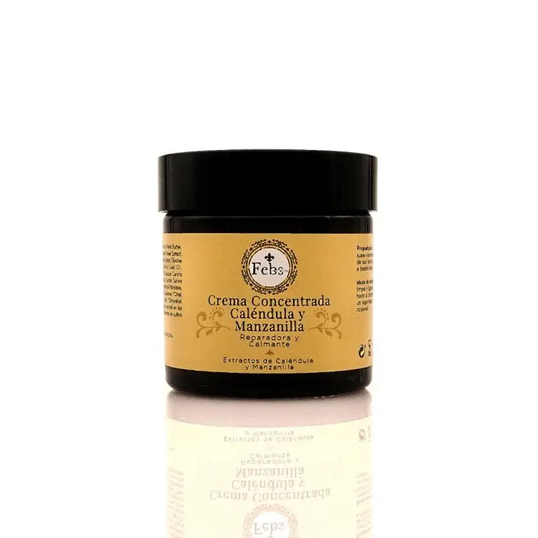 Primer plano del envase de la Crema Concentrada de Caléndula y Manzanilla Bio de Febs. Tarro de vidrio oscuro con etiqueta que indica "Reparadora y Calmante", sobre un fondo blanco reflectante.