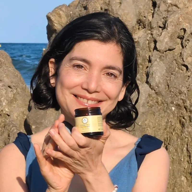 Beneficios de usar una crema facial con ingredientes orgánicos.